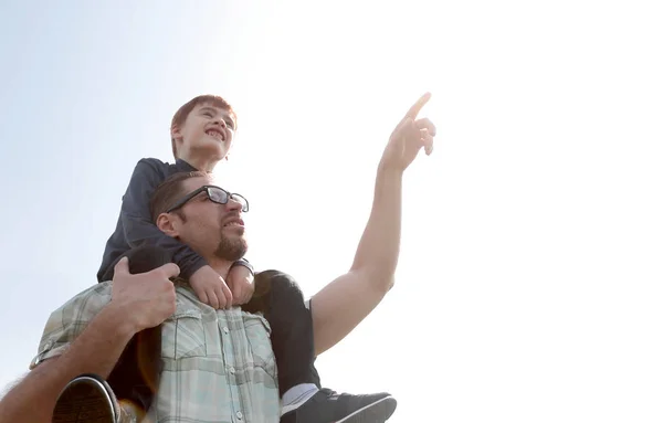 Little son sits on his fathers shoulders — Stock Photo, Image