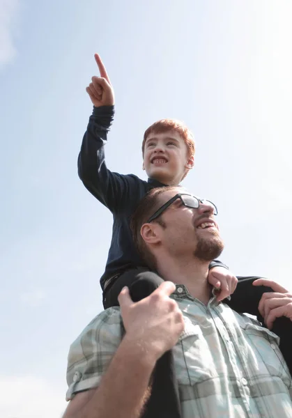 Szczęśliwy syn siedzi na ramionach ojców — Zdjęcie stockowe