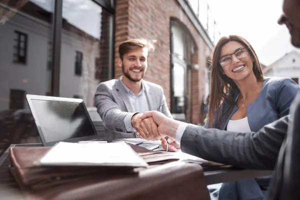 Möte affärspartners på tabell gatan café — Stockfoto