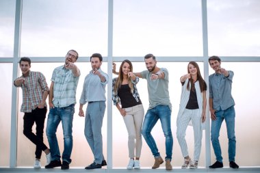 Pencerenin kenarında duran ve sana işaret eden gençlerin Grup