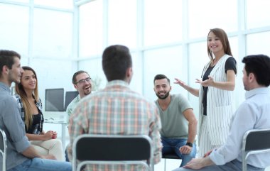 iş takım toplantısında yeni fikirleri tartışır