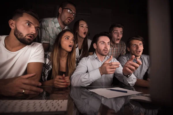 Überraschte Geschäftsleute beim Blick auf den Computermonitor — Stockfoto