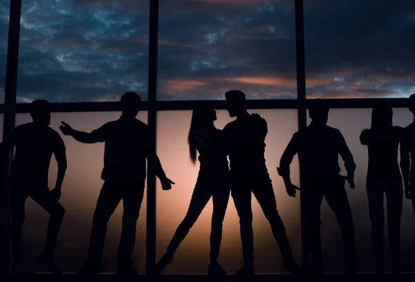 Grupo de jóvenes creativos en el fondo de una gran ventana . — Foto de Stock