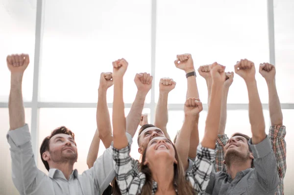 Grupp lyckliga ungdomar. — Stockfoto