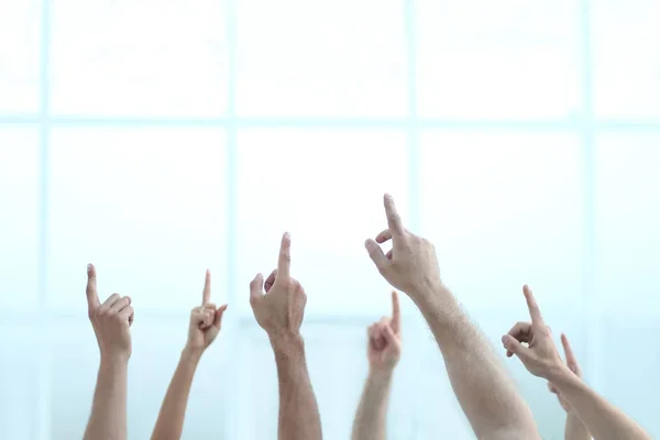 Team di lavoro sorridente che punta su . — Foto Stock