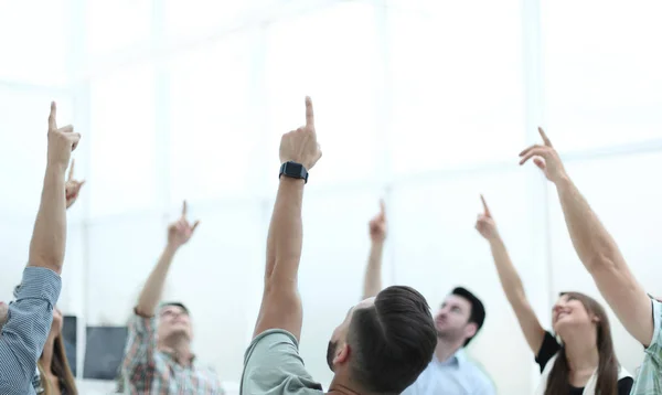 Team di lavoro che punta verso lo spazio vuoto . — Foto Stock