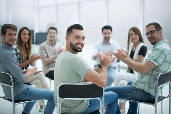 Equipo de negocios discutiendo tareas actuales — Foto de Stock