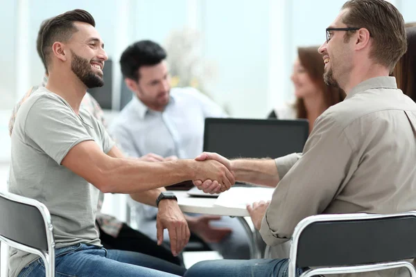 Cerrar los empleados up.handshake en el escritorio — Foto de Stock