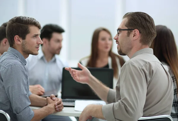 Close up. Team Brainstorming auf der Suche nach der besten Geschäftslösung — Stockfoto