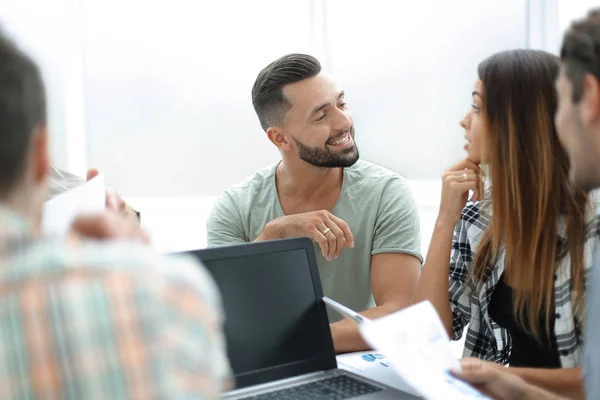 Close up.business equipo discutiendo datos financieros — Foto de Stock