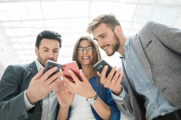 Cerrar up.business colegas leyendo SMS en sus teléfonos inteligentes — Foto de Stock