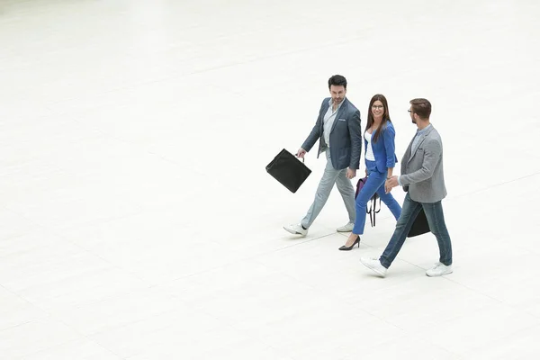 Les gens d'affaires marchent ensemble — Photo