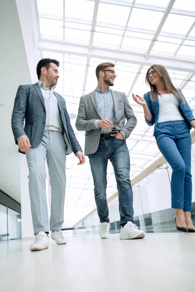 Gente de negocios caminando por el pasillo de la oficina — Foto de Stock