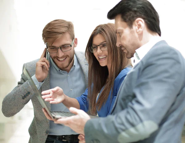 Nära up.employees med en laptop som diskuterar ny information — Stockfoto