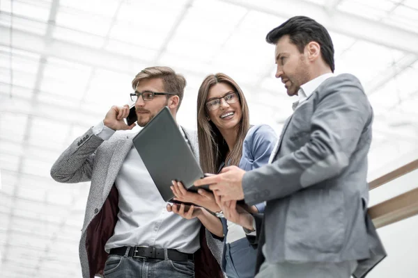 Collega's met hun gadgets die permanent in de office-l — Stockfoto