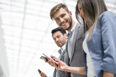 yan view.business takım onların smartpho ekranlar arıyor