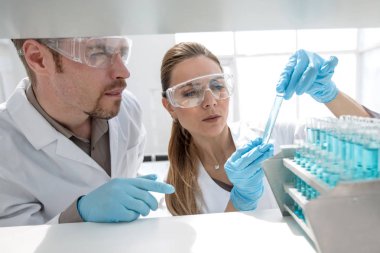 iki bilim adamları laboratuvar testlerinde yapıyor.