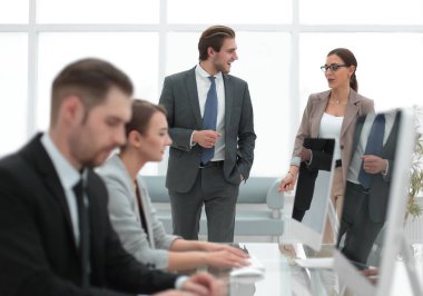 Banka lobide bilgisayarlarda çalışanların işe