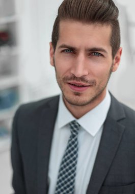 up.Portrait ofis arka plan üzerinde başarılı bir işadamı kapatmak