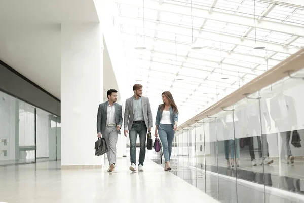 Människor i businesscenter — Stockfoto