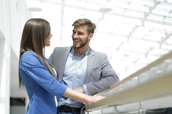 Pareja de negocios hablando, de pie en la nueva oficina — Foto de Stock