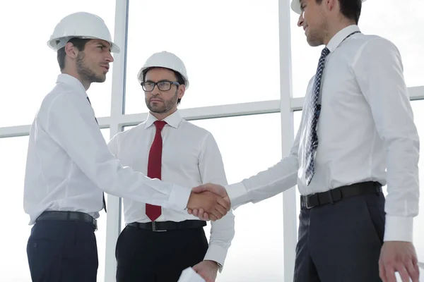 Dwóch architektów, drżenie rąk, po spotkania w biurze — Zdjęcie stockowe