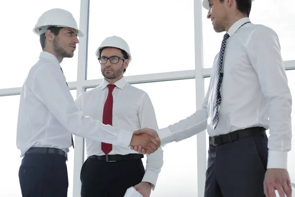 Dos arquitectos se dan la mano después de una reunión en la oficina —  Fotos de Stock