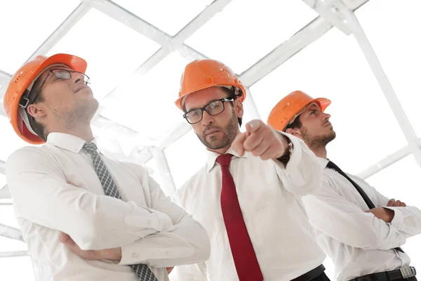 Close up. Un uomo d'affari fiducioso in un casco di sicurezza che punta a voi — Foto Stock