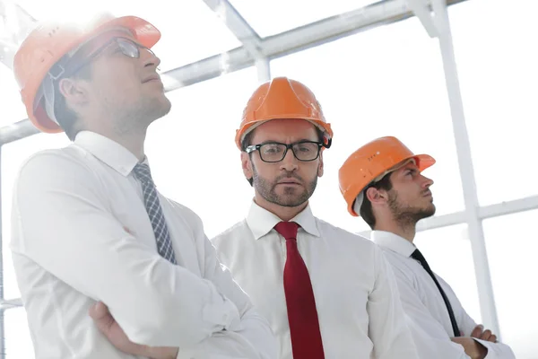 Hintergrundbild einer Gruppe von Geschäftsleuten in Schutzhelmen — Stockfoto