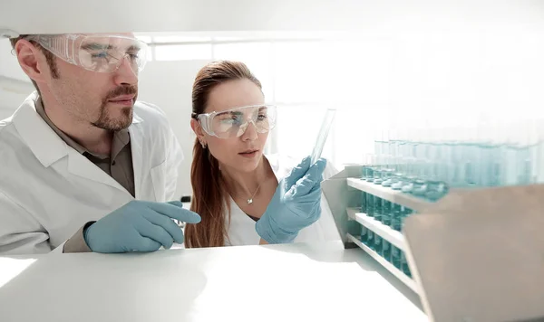 Dos investigadores realizan estudios de laboratorio . — Foto de Stock