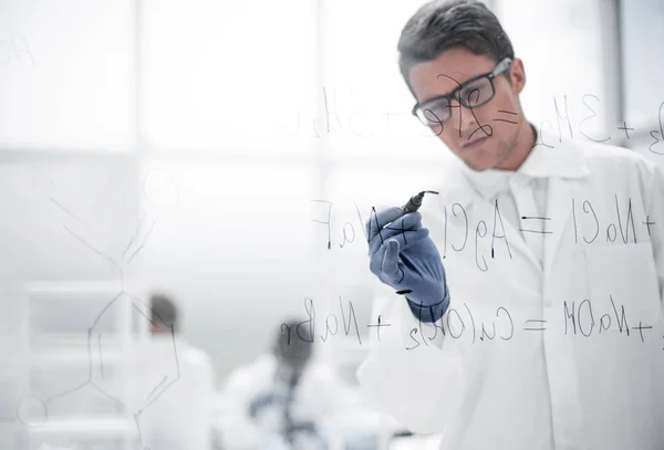 Cientista Sério Escreve Uma Fórmula Uma Placa Vidro Photo Com — Fotografia de Stock