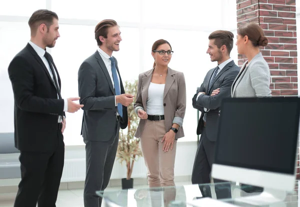 Team di lavoro parlando in piedi in ufficio — Foto Stock