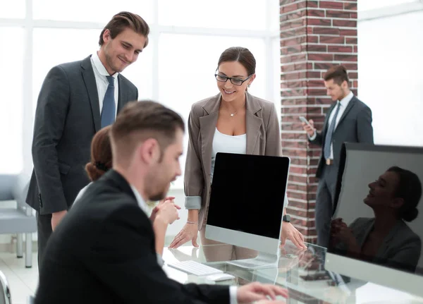 Bankangestellte sitzen am Schreibtisch — Stockfoto