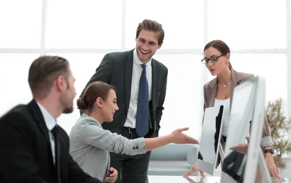 Equipo de negocios está discutiendo nueva información — Foto de Stock