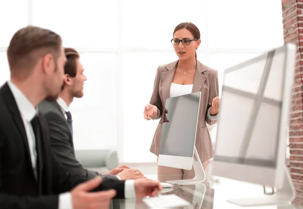 Employés de l'entreprise sur le lieu de travail dans le bureau — Photo