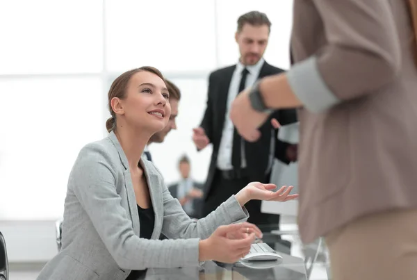 Young Manager talking to the client. — Stock Photo, Image