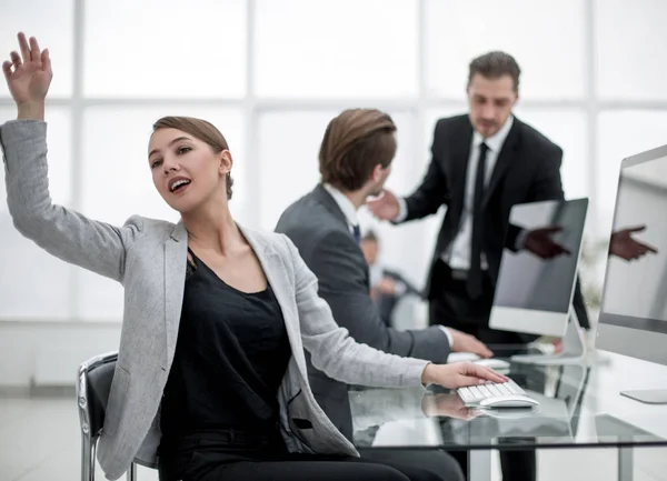 Unga medarbetare sitter vid sitt skrivbord. — Stockfoto