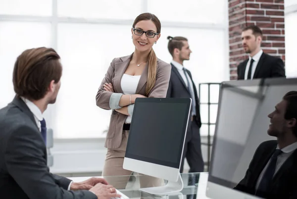 Grupo de empleados en el lugar de trabajo en el —  Fotos de Stock