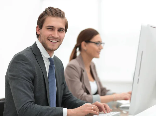 Κλείστε up.smiling επιχειρηματίας με έναν βοηθό στο γραφείο — Φωτογραφία Αρχείου