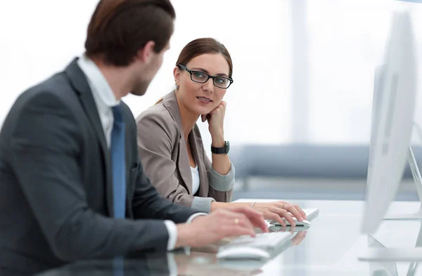 Bliscy Współpracownicy Business Siedzi Desk Photo Miejsca Tekst — Zdjęcie stockowe