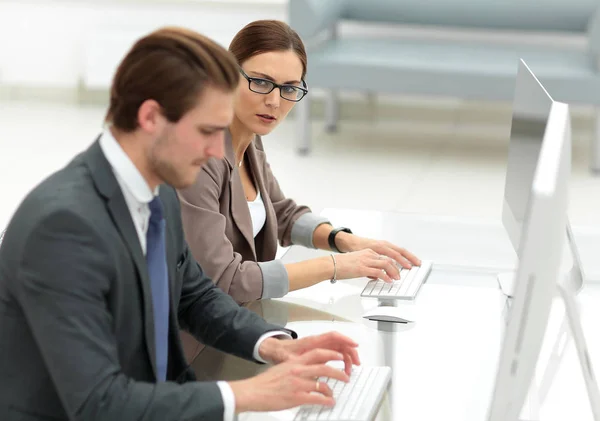 Donna d'affari che discute con un collega documenti di lavoro — Foto Stock