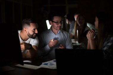 patron onun smartphone ekranında görünüyor