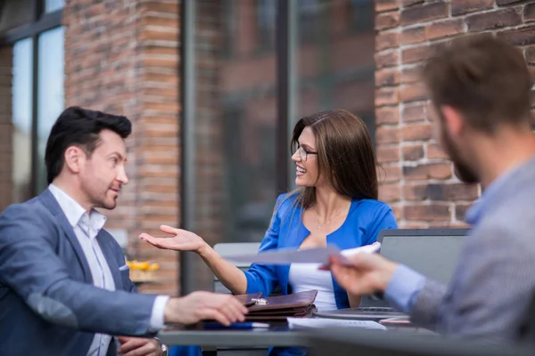 Geschäftskollegen diskutieren geschäftliche Fragen, sitzen am Tischcafe.concept. — Stockfoto