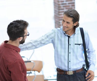 profesyoneller konuş, ofiste ayakta