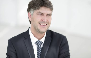 Modern bir hayırsever işadamı portresi.