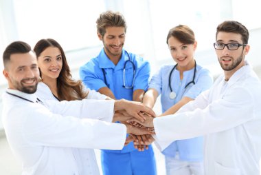 Doktorlar ve hemşireler el ele tutuşuyor. karşılıklı yardım kavramı.