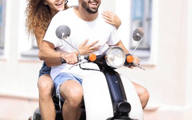 Cool adam ve güzel kız ifade ile scooter üzerinde sürme