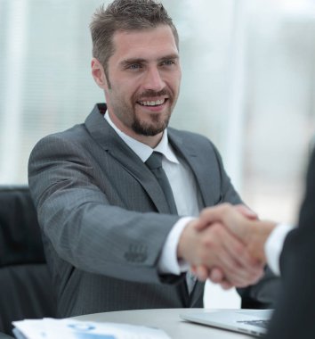 portre .handshake iş ortakları masanın üstünde