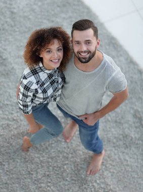 Genç çiftin birbirlerini yeni oturma odasında bir beşlik