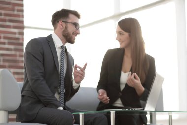 İki arkadaşları yeni iş stratejisi üzerinde çalışma